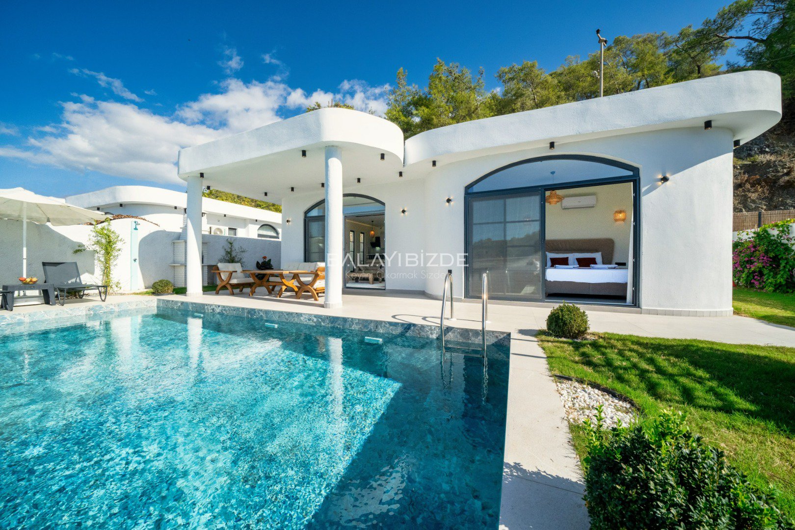 Villa Black Honey 1